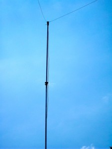 A 4:1 Balun at the top with 65 foot wires on each side.
